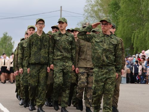 Җиңү килде җирне нурга күмеп, Шатлык белән күзне чылатып!