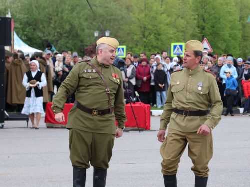 Җиңү килде җирне нурга күмеп, Шатлык белән күзне чылатып!