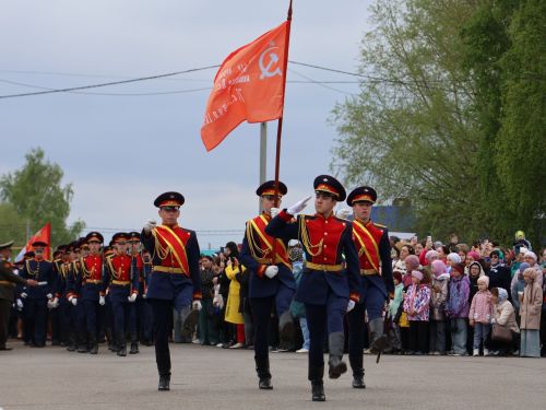 Җиңү килде җирне нурга күмеп, Шатлык белән күзне чылатып!