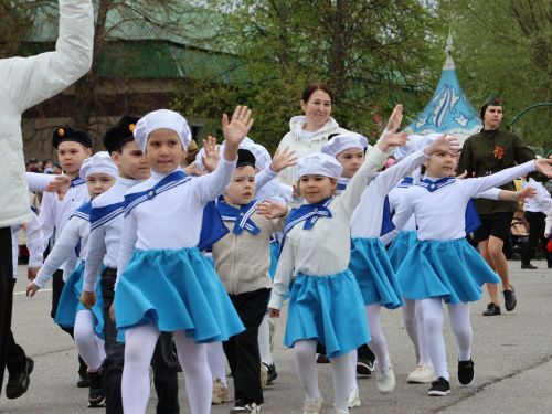 Җиңү килде җирне нурга күмеп, Шатлык белән күзне чылатып!
