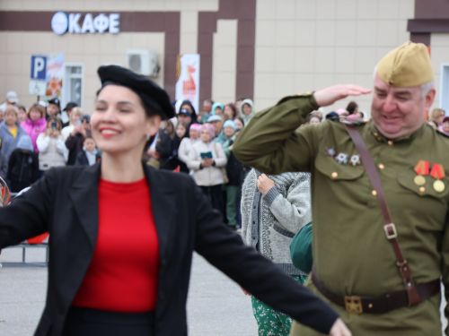 Җиңү килде җирне нурга күмеп, Шатлык белән күзне чылатып!