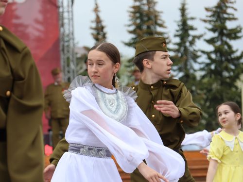 Җиңү килде җирне нурга күмеп, Шатлык белән күзне чылатып!