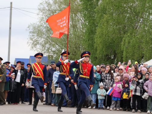 Җиңү килде җирне нурга күмеп, Шатлык белән күзне чылатып!