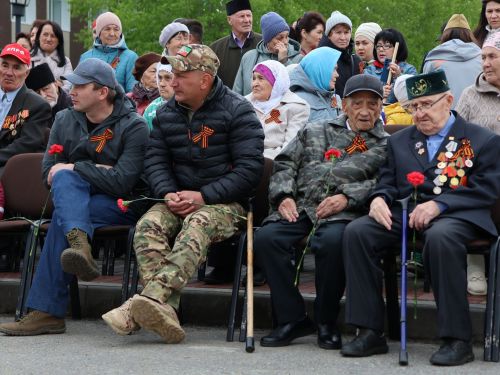 Җиңү килде җирне нурга күмеп, Шатлык белән күзне чылатып!