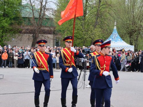 Җиңү килде җирне нурга күмеп, Шатлык белән күзне чылатып!
