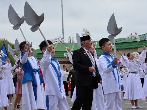 Җиңү килде җирне нурга күмеп, Шатлык белән күзне чылатып!