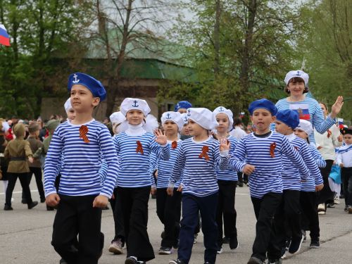 Җиңү килде җирне нурга күмеп, Шатлык белән күзне чылатып!