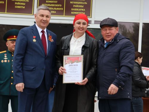 Җиңү килде җирне нурга күмеп, Шатлык белән күзне чылатып!