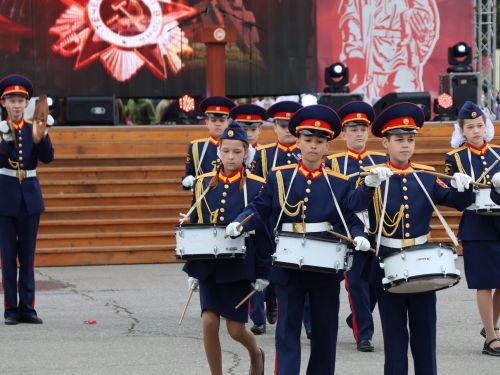Җиңү килде җирне нурга күмеп, Шатлык белән күзне чылатып!