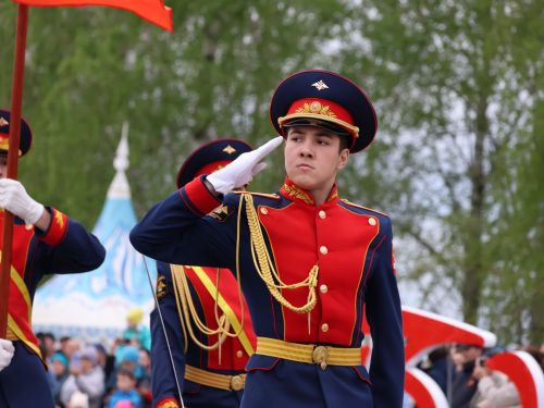 Җиңү килде җирне нурга күмеп, Шатлык белән күзне чылатып!