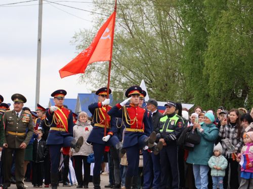 Җиңү килде җирне нурга күмеп, Шатлык белән күзне чылатып!