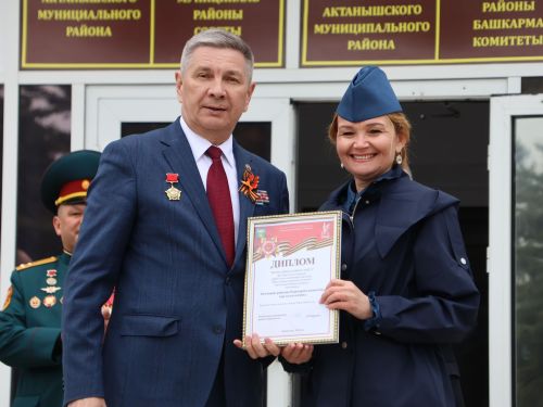 Җиңү килде җирне нурга күмеп, Шатлык белән күзне чылатып!
