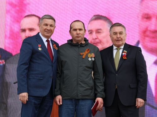 Җиңү килде җирне нурга күмеп, Шатлык белән күзне чылатып!