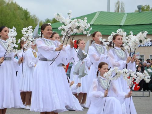 Җиңү килде җирне нурга күмеп, Шатлык белән күзне чылатып!