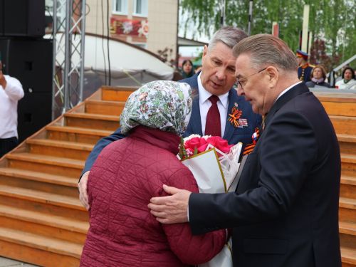 Җиңү килде җирне нурга күмеп, Шатлык белән күзне чылатып!