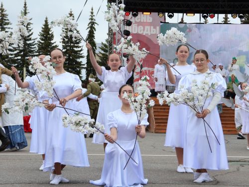 Җиңү килде җирне нурга күмеп, Шатлык белән күзне чылатып!