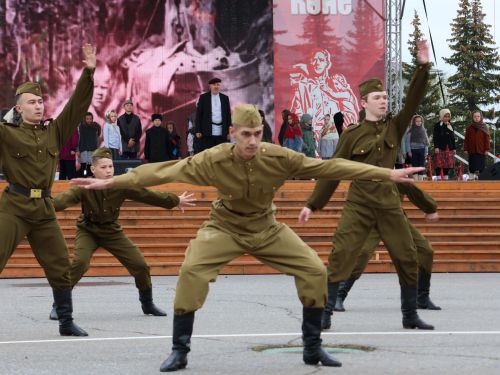 Җиңү килде җирне нурга күмеп, Шатлык белән күзне чылатып!