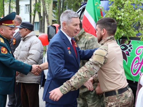 Җиңү килде җирне нурга күмеп, Шатлык белән күзне чылатып!