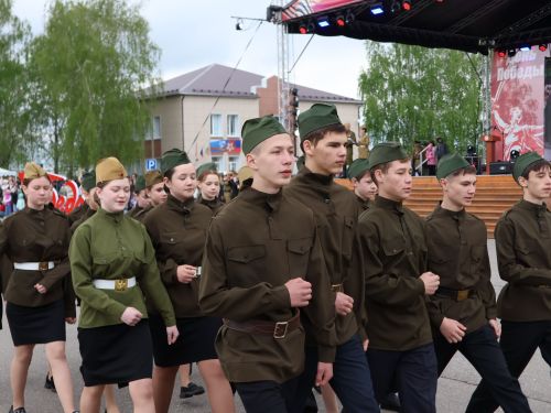 Җиңү килде җирне нурга күмеп, Шатлык белән күзне чылатып!
