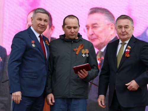 Җиңү килде җирне нурга күмеп, Шатлык белән күзне чылатып!