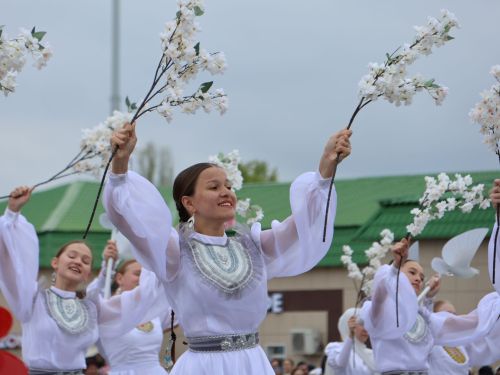 Җиңү килде җирне нурга күмеп, Шатлык белән күзне чылатып!