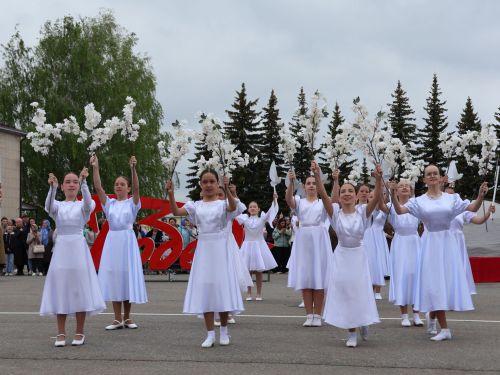 Җиңү килде җирне нурга күмеп, Шатлык белән күзне чылатып!