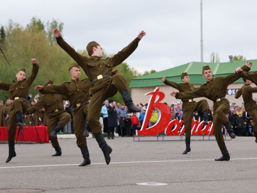 Җиңү килде җирне нурга күмеп, Шатлык белән күзне чылатып!