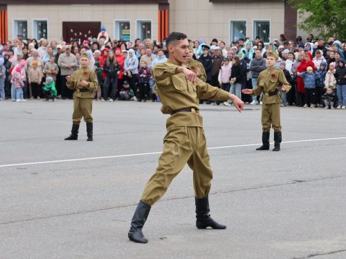 Җиңү килде җирне нурга күмеп, Шатлык белән күзне чылатып!