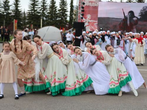 Җиңү килде җирне нурга күмеп, Шатлык белән күзне чылатып!