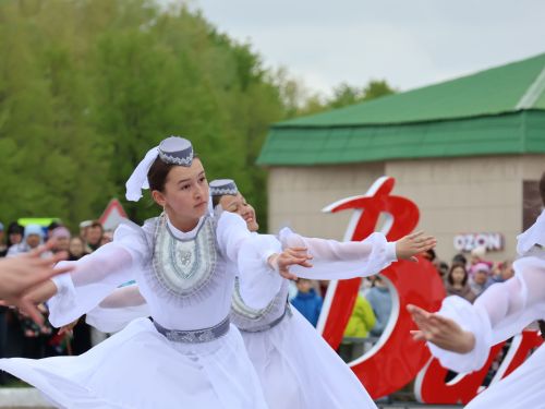 Җиңү килде җирне нурга күмеп, Шатлык белән күзне чылатып!