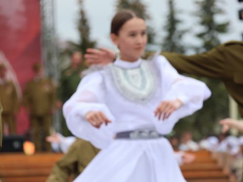Җиңү килде җирне нурга күмеп, Шатлык белән күзне чылатып!