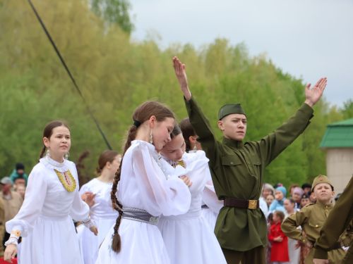 Җиңү килде җирне нурга күмеп, Шатлык белән күзне чылатып!