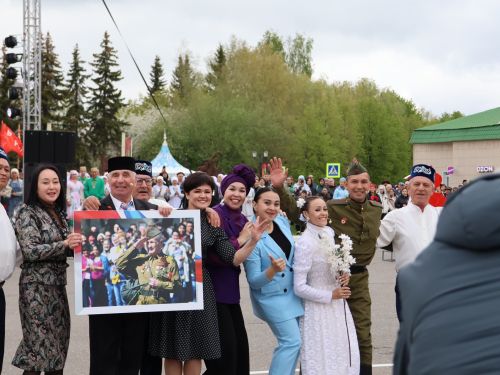 Җиңү килде җирне нурга күмеп, Шатлык белән күзне чылатып!
