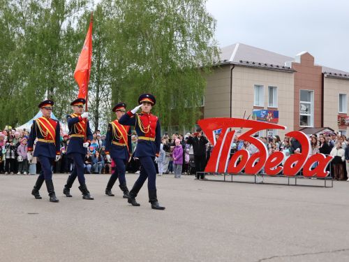 Җиңү килде җирне нурга күмеп, Шатлык белән күзне чылатып!