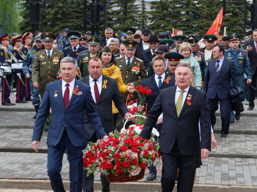 Җиңү килде җирне нурга күмеп, Шатлык белән күзне чылатып!