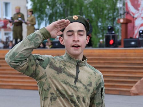 Җиңү килде җирне нурга күмеп, Шатлык белән күзне чылатып!