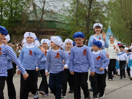 Җиңү килде җирне нурга күмеп, Шатлык белән күзне чылатып!