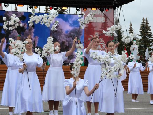 Җиңү килде җирне нурга күмеп, Шатлык белән күзне чылатып!