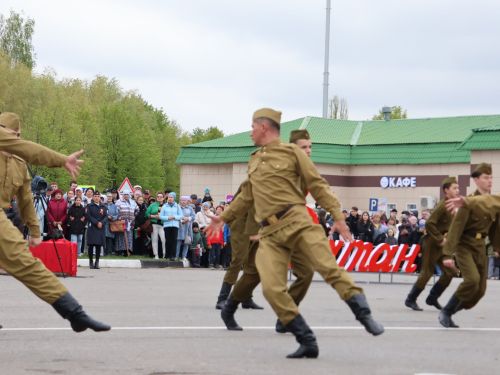 Җиңү килде җирне нурга күмеп, Шатлык белән күзне чылатып!