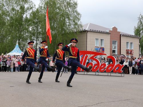 Җиңү килде җирне нурга күмеп, Шатлык белән күзне чылатып!
