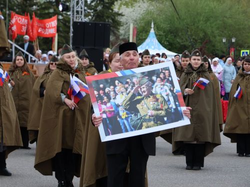 Җиңү килде җирне нурга күмеп, Шатлык белән күзне чылатып!