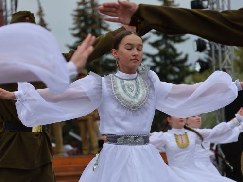 Җиңү килде җирне нурга күмеп, Шатлык белән күзне чылатып!