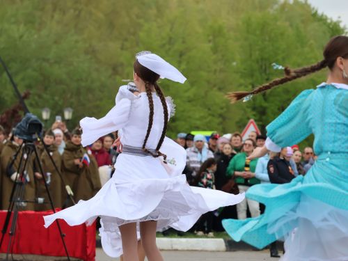 Җиңү килде җирне нурга күмеп, Шатлык белән күзне чылатып!