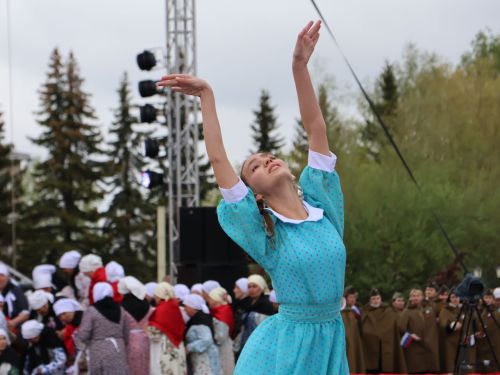 Җиңү килде җирне нурга күмеп, Шатлык белән күзне чылатып!