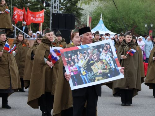 Җиңү килде җирне нурга күмеп, Шатлык белән күзне чылатып!