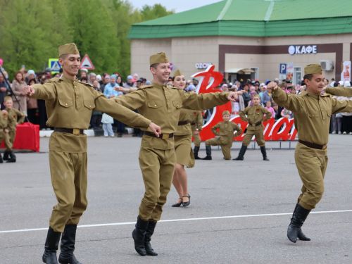 Җиңү килде җирне нурга күмеп, Шатлык белән күзне чылатып!