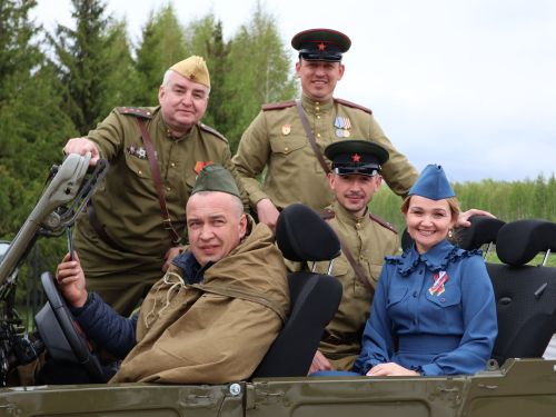Җиңү килде җирне нурга күмеп, Шатлык белән күзне чылатып!