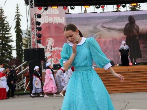 Җиңү килде җирне нурга күмеп, Шатлык белән күзне чылатып!