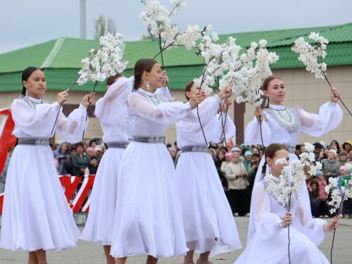 Җиңү килде җирне нурга күмеп, Шатлык белән күзне чылатып!