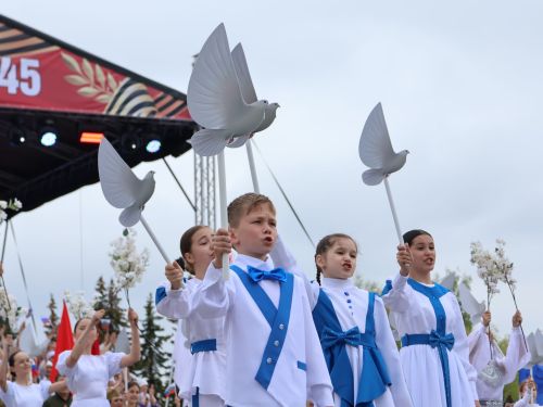 Җиңү килде җирне нурга күмеп, Шатлык белән күзне чылатып!